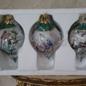 Elegant Green and Gold Holiday Ornaments